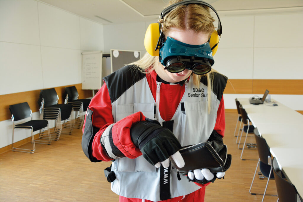 Betreuungskraft im Alterssimulationsanzug