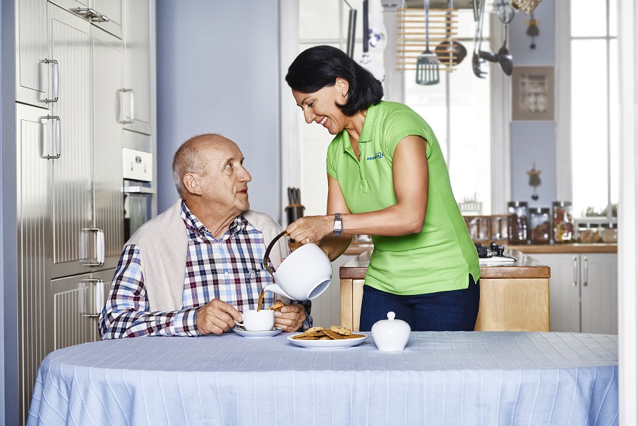Betreuungskraft kocht für Senioren