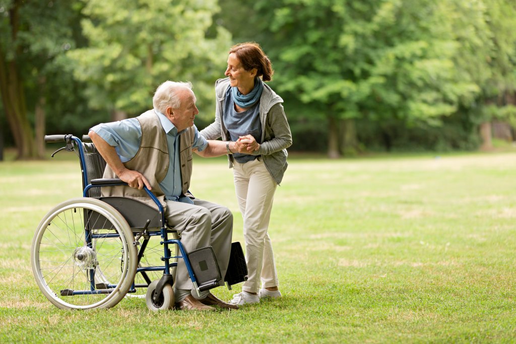 Senior nach Schlaganfall zusammen mit einer Betreuungskraft