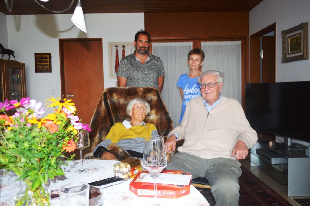 Marc-Distel von Promedica gratulierte Dr. Ruediger Stursberg zum 94. Geburtstag