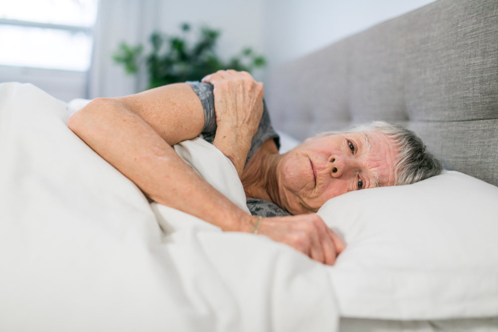 Seniorin liegt wach im Bett