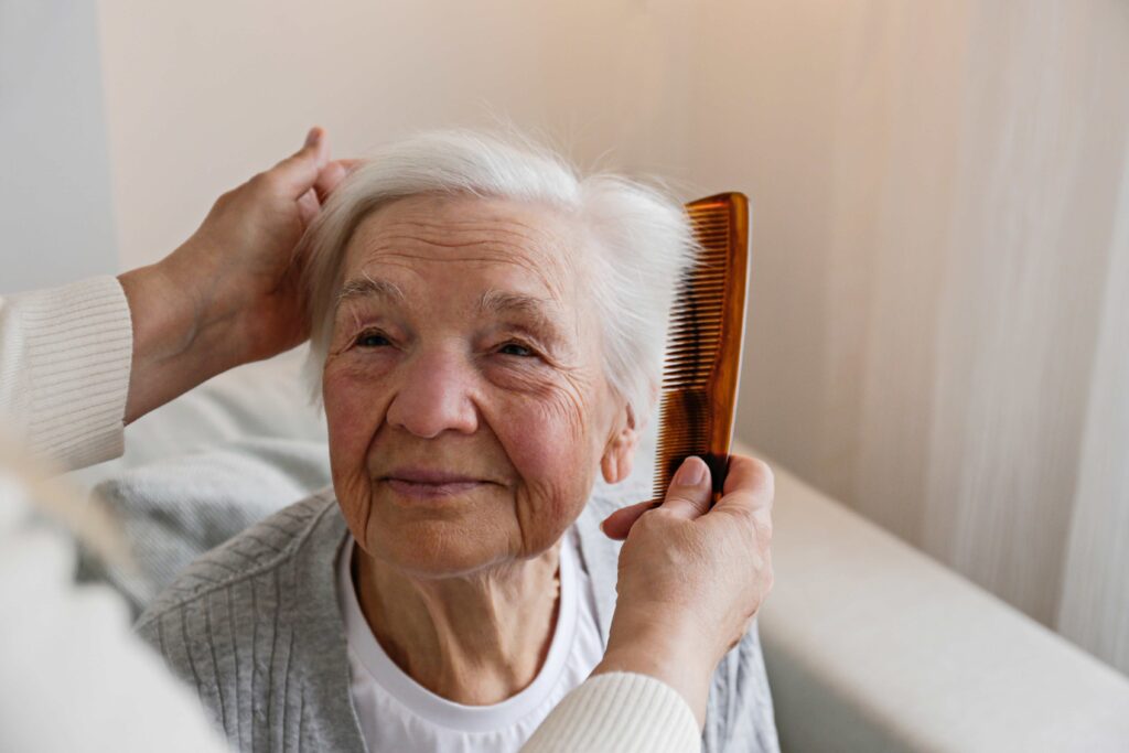 Haarpflege bei Seniorin