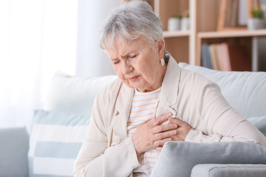 Seniorin mit Herzinfarkt