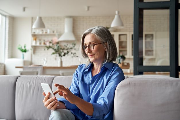 Kundenapp Senioren auf dem Sofa small