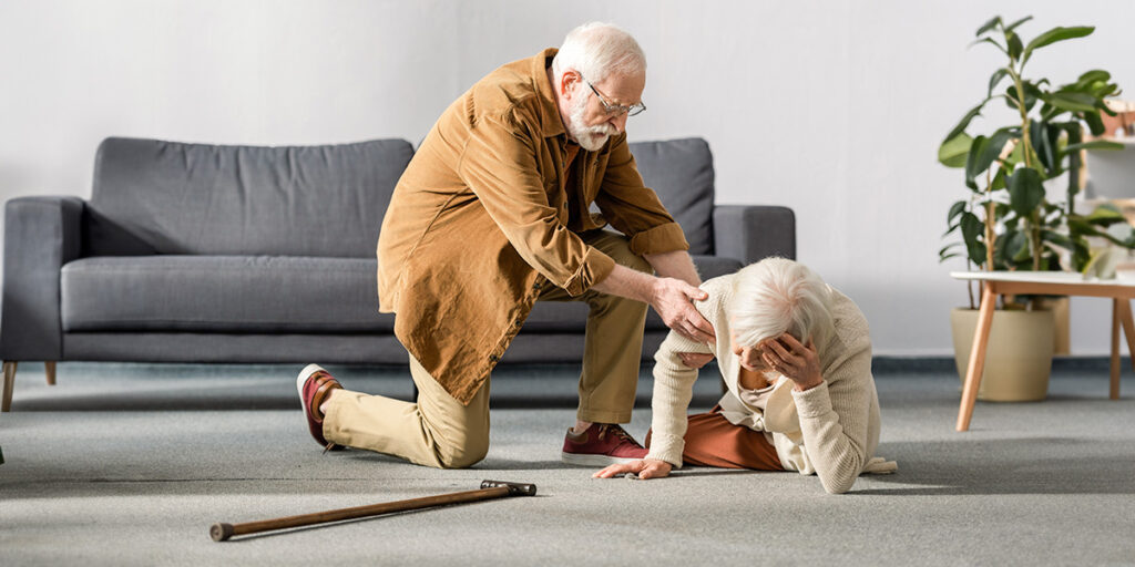 Oma stürzt, Opa kommt ihr zu Hilfe