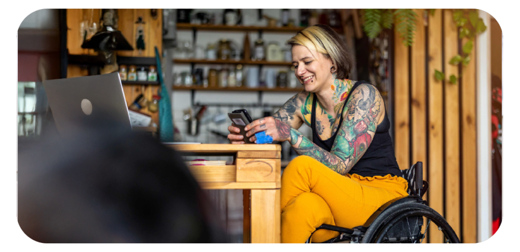 Junge Frau mit Tattoos im Rollstuhl