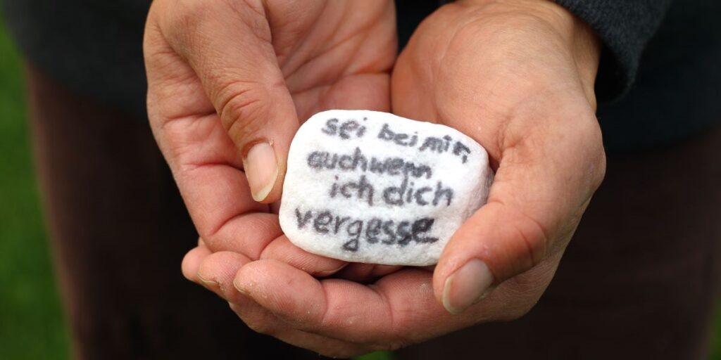Demenz im Endstadium ist eine Belastung für Angehörige.